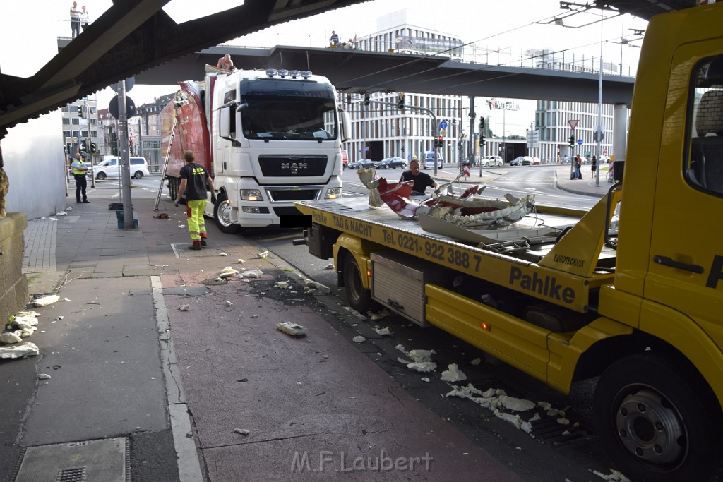 LKW blieb unter Bruecke haengen Koeln Deutz Opladenerstr Deutz Muelheimerstr P153.JPG - Miklos Laubert